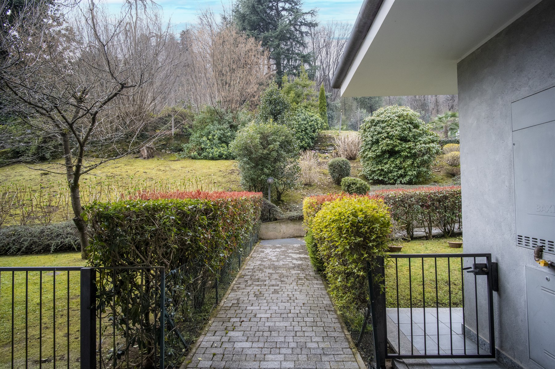 Sentiero nel giardino della proprietà