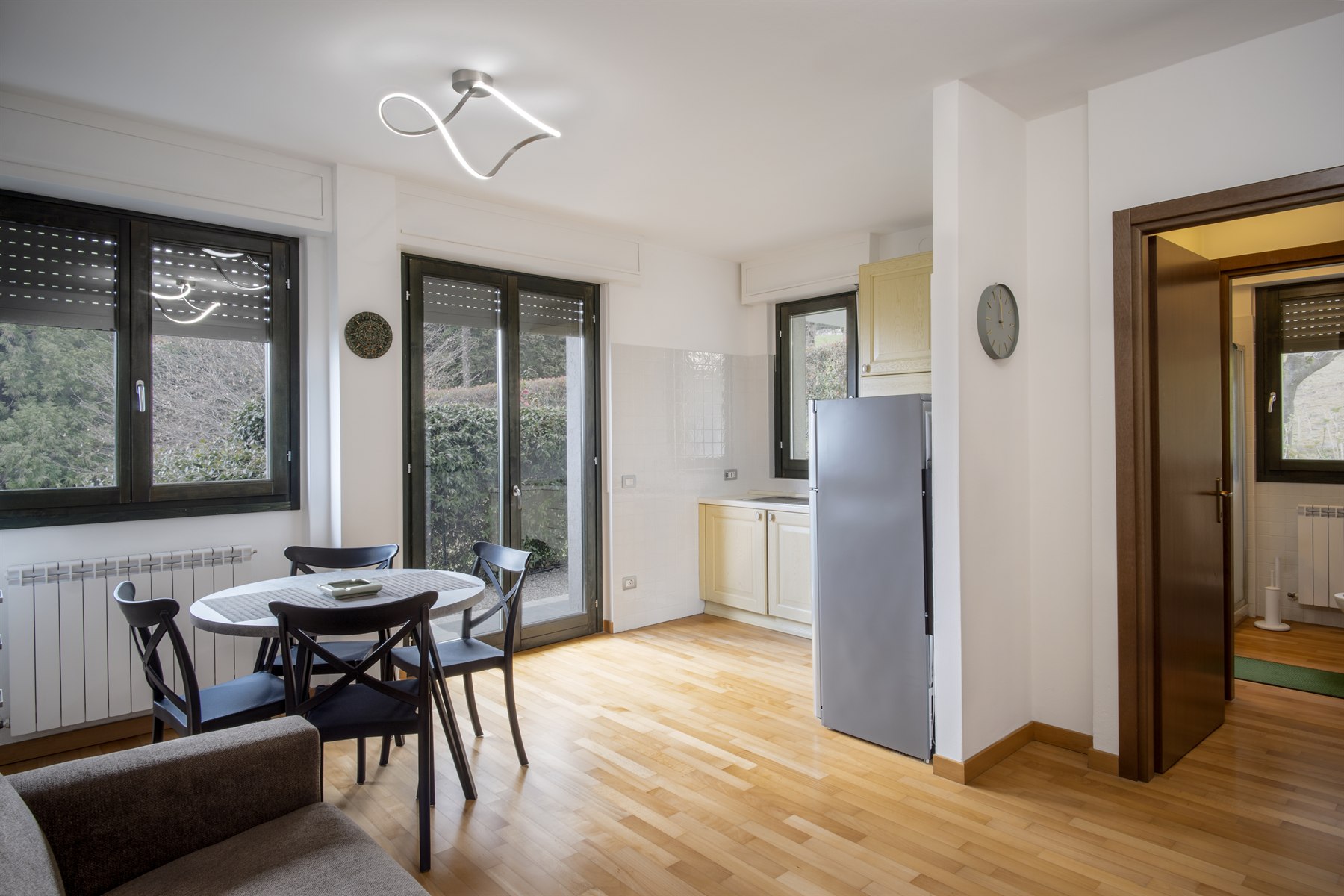 Zona giorno con cucina e tavolo da pranzo