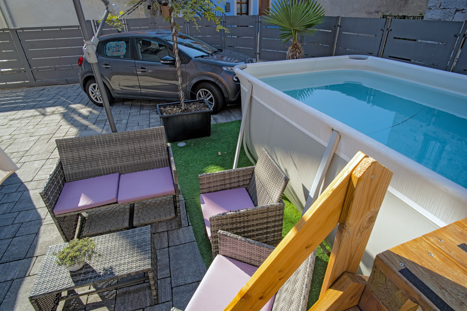 Area esterna con piscina e zona relax