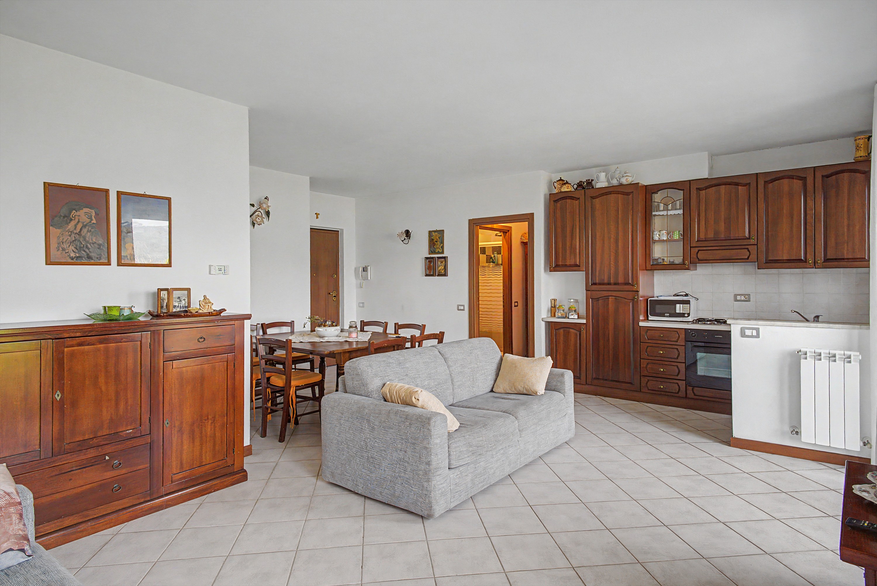 Soggiorno e cucina fotografati per un annuncio immobiliare