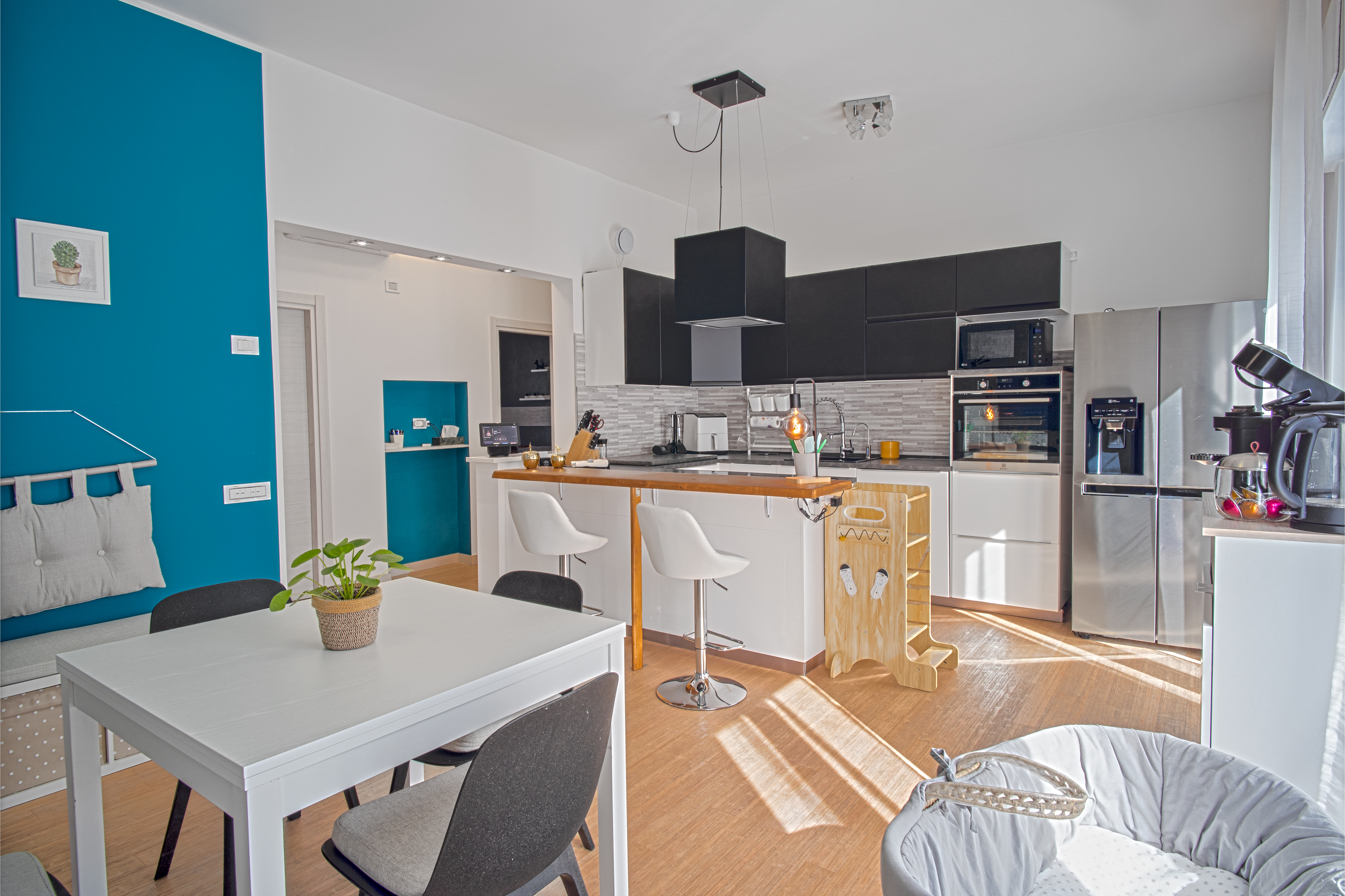 Cucina luminosa con parete blu